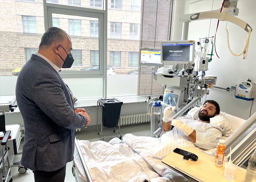 Büyükelçi Şen, Heiligenhaus’ta saldırıya uğrayan aileyi ziyaret etti Büyükelçi Şen, Heiligenhaus’ta saldırıya uğrayan aileyi ziyaret etti