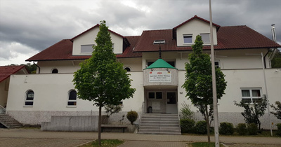 Cami aydınlatma direğine islamofobik yazı Cami aydınlatma direğine islamofobik yazı