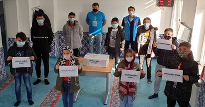 Çocuklar İzmir’li depremzedeler için yardım topladılar