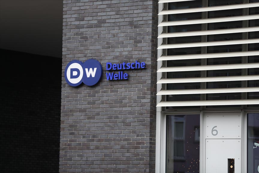 Deutsche Welle 2 gazeteciyi daha işten çıkardı