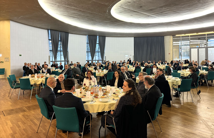 Köln'de Türkler ve Almanlar iftarda bir araya geldiler Köln'de Türkler ve Almanlar iftarda bir araya geldiler