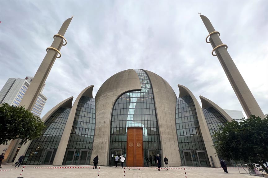Köln'de cuma namazı ezanı hoparlörden okunmaya devam edecek Köln'de cuma namazı ezanı hoparlörden okunmaya devam edecek
