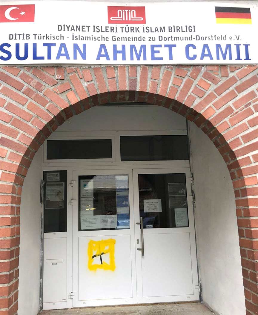 Dorstfel‘de cami kapısına gamalı haç çizildi Dorstfel‘de cami kapısına gamalı haç çizildi