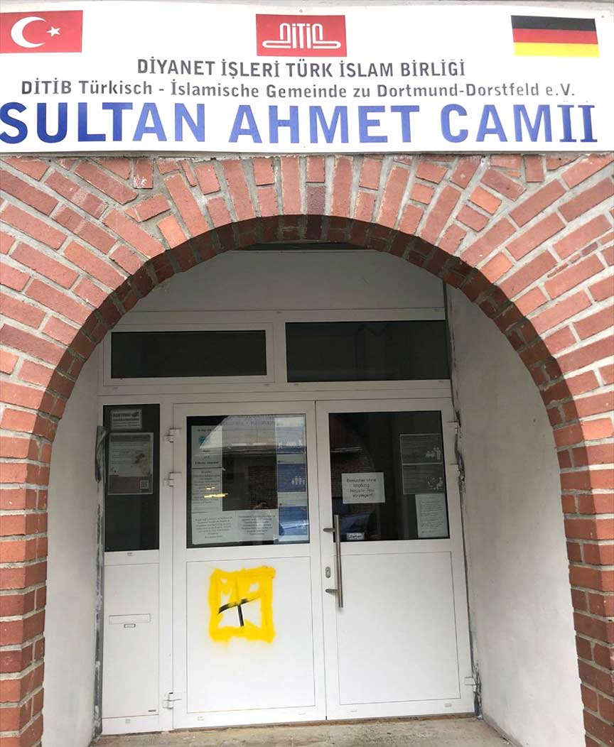 Dorstfel‘de cami kapısına gamalı haç çizildi