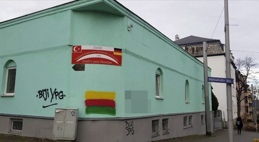 PKK/PYD yandaşlarından Dresden’de camiye boyalı saldırı