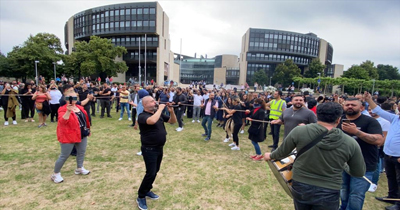 Düğün salonu sahiplerinden meclis önünde protesto Düğün salonu sahiplerinden meclis önünde protesto