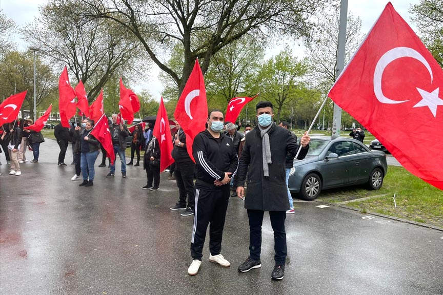 Duisburg’da araç konvoyuyla polise karşı protesto Duisburg’da araç konvoyuyla polise karşı protesto