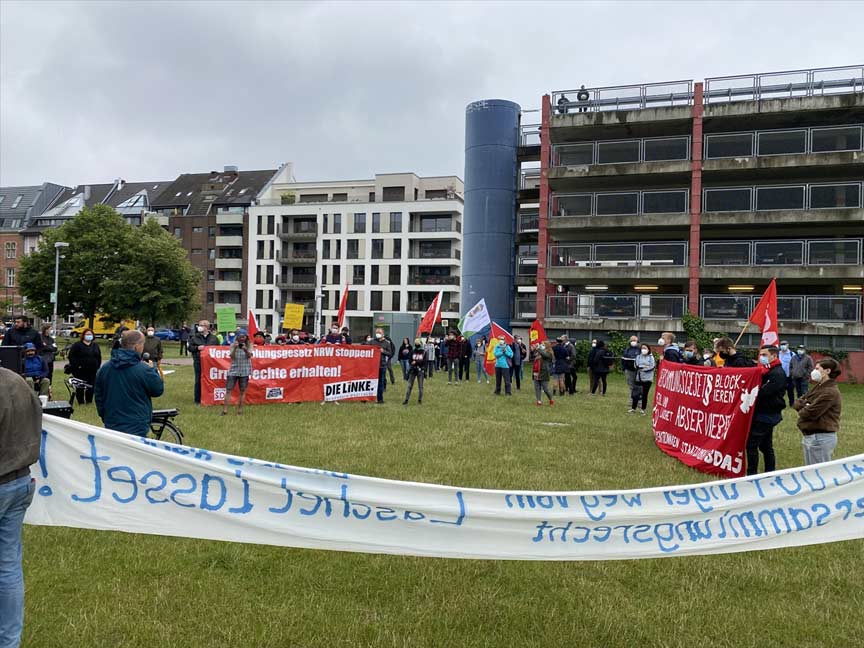 Toplanma ve gösteri hakkını yeniden düzenleyen yasa tasarısı protesto edildi