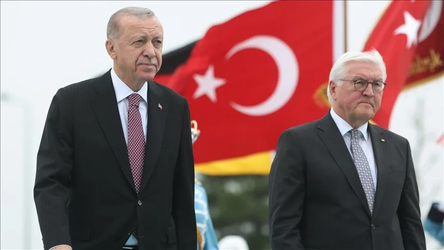 Erdoğan, Alman mevkidaşına tarihi belgenin birebir baskısını hediye etti Erdoğan, Alman mevkidaşına tarihi belgenin birebir baskısını hediye etti