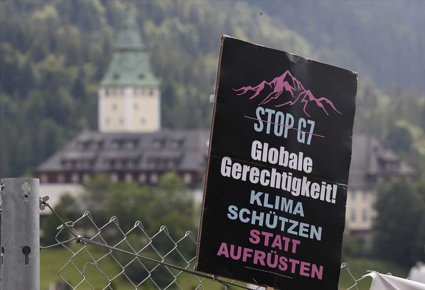 G7 Liderler Zirvesi bir grup tarafından protesto edildi G7 Liderler Zirvesi bir grup tarafından protesto edildi