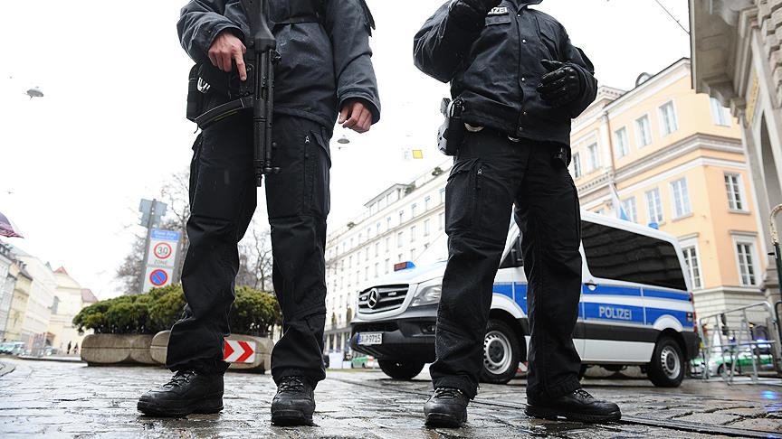 Almanya'da 2 polisi katlettikleri şüphesiyle 2 kişi yakalandı