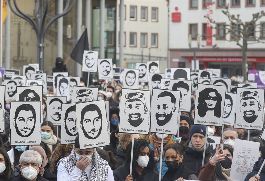 Hanau’da ırkçılık ve teröre karşı yürüyüş ve miting düzenlendi Hanau’da ırkçılık ve teröre karşı yürüyüş ve miting düzenlendi