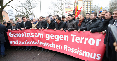 Hanau’da ırkçılık ve teröre karşı 10 bin kişi yürüdü Hanau’da ırkçılık ve teröre karşı 10 bin kişi yürüdü