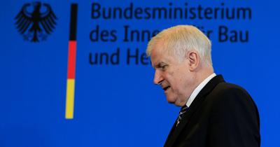 Seehofer CSU Genel Baskanligini birakiyor
