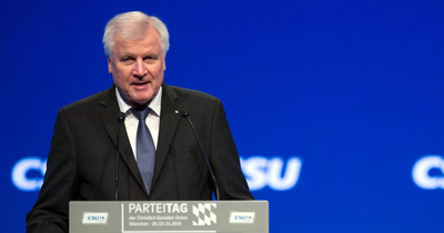 Seehofer'den ayağının tozuyla İslam karşıtı açıklama Seehofer'den ayağının tozuyla İslam karşıtı açıklama