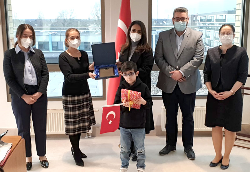 Hayırsever işadamı İdris Akgül adına teşekkür plaketi Hayırsever işadamı İdris Akgül adına teşekkür plaketi