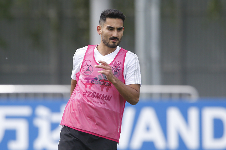 İlkay Gündoğan'ın aracına saldırdılar İlkay Gündoğan'ın aracına saldırdılar