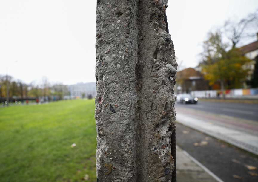 Berlin Duvarı’nın yıkılışının üzerinden 33 yıl geçti