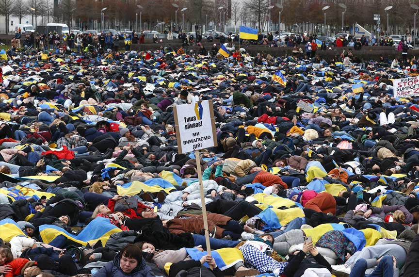 Berlin’de binlerce kişi Rusya’yı protesto etti
