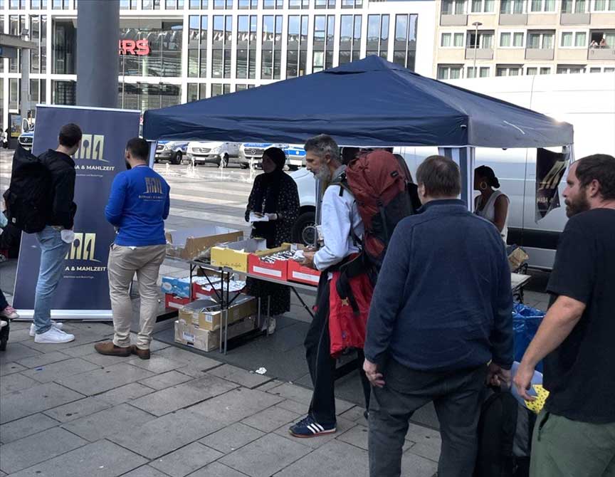 Merhaba&Mahlzeit evsizlerle ihtiyaç sahiplerine yemek dağıttı