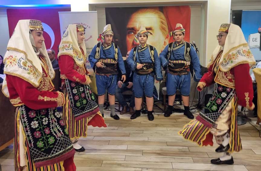 Türkçe mücadelesi verenlerin önünde saygıyla eğiliyoruz. Ruhr Ögretmenler Dernegi