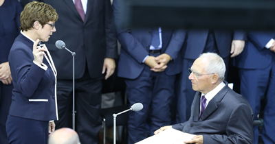 Yeni Savunma Bakanı yemin ederek görevine başladı Yeni Savunma Bakanı yemin ederek görevine başladı