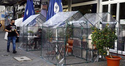 Berlin’de bir kafede virüse karşı saydam çadır