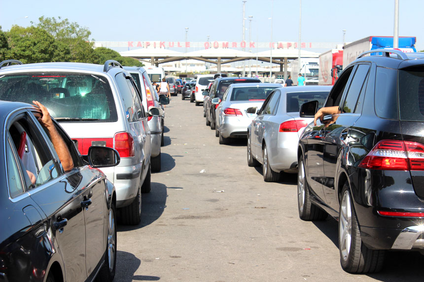 Bu yıl Kapıkule'de yoğunluk dikkat çekiyor