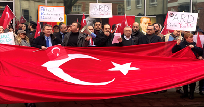 Köln’de ARD binası önünde protesto Köln’de ARD binası önünde protesto