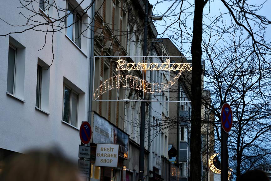 Köln’de bir cadde ramazana özel olarak aydınlatıldı Köln’de bir cadde ramazana özel olarak aydınlatıldı