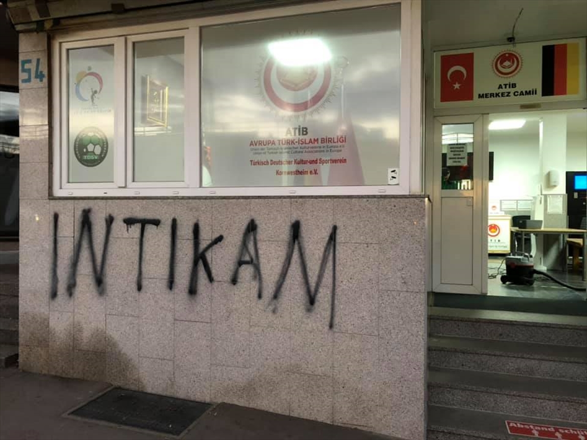 Kornwestheim‘de cami duvarına "intikam" yazıldı Kornwestheim‘de cami duvarına "intikam" yazıldı