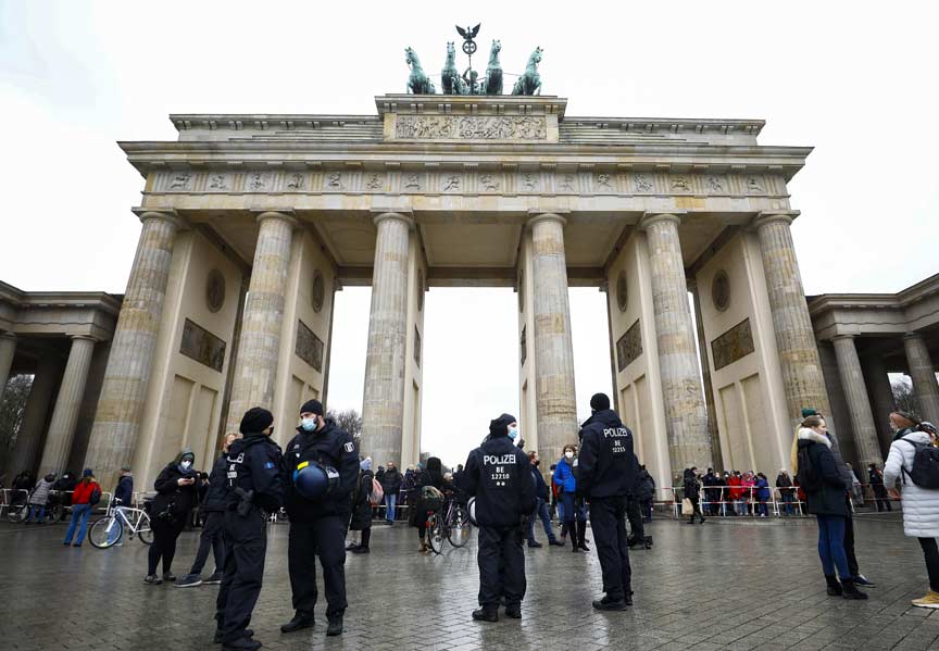 Almanya'nın dört bir yanında Kovid-19 tedbirleri protesto edildi