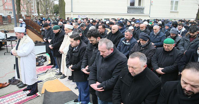 Yakılan caminin önünde cuma namazı kıldılar Yakılan caminin önünde cuma namazı kıldılar