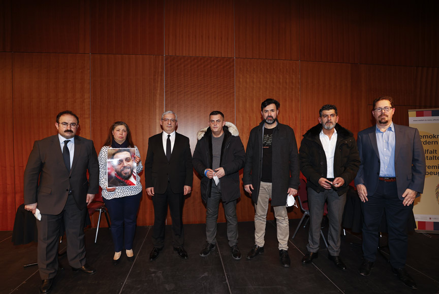 Langen’de Hanau kurbanları için anma etkinliği Langen’de Hanau kurbanları için anma etkinliği