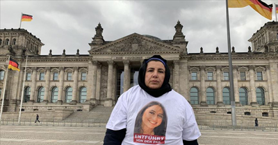 Bundestag önünde PKK’nın kaçırdığı kızı için eylem yaptı Bundestag önünde PKK’nın kaçırdığı kızı için eylem yaptı