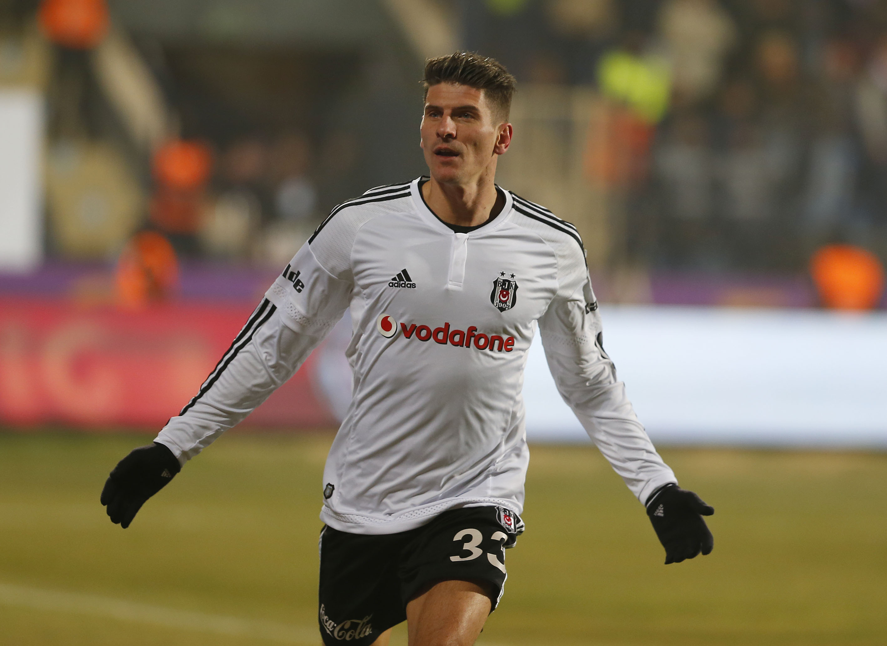 Gomez Beşiktaş'ta kalmayı düşünüyor Gomez Beşiktaş'ta kalmayı düşünüyor