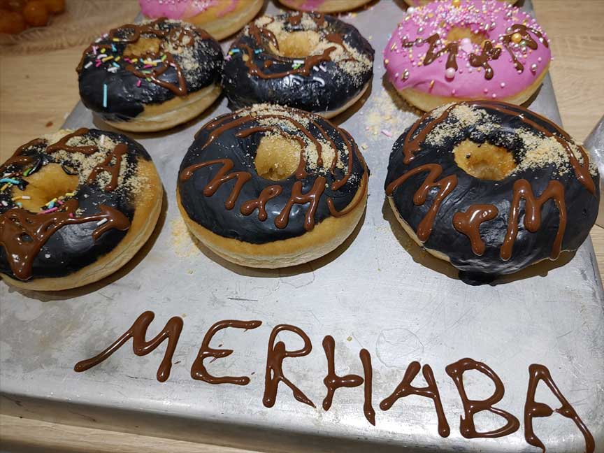 Merhaba&Mahlzeit evsizlerle ihtiyaç sahiplerine yemek dağıttı Merhaba&Mahlzeit evsizlerle ihtiyaç sahiplerine yemek dağıttı
