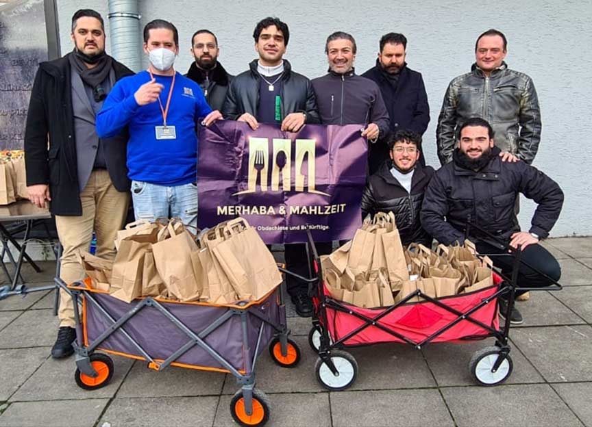 Stuttgart’ta sokakta yaşayanlara yiyecek ve malzeme yardımı yaptılar