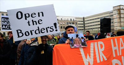 Merkel ile Miçotakis Berlin’de protesto edildi Merkel ile Miçotakis Berlin’de protesto edildi