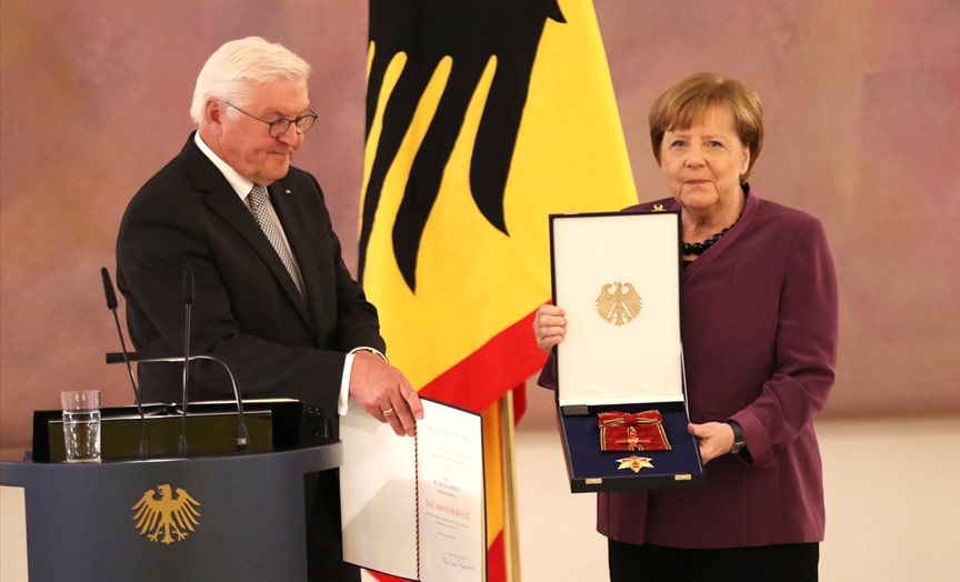 Eski Başbakan Merkel'e üstün hizmet ödülü verildi