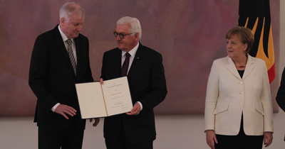 Merkel mecliste yemin ederek göreve başladı Merkel mecliste yemin ederek göreve başladı
