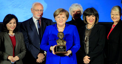 Merkel'e Uluslararası Anlayış Ödülü verildi