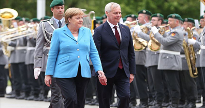 Başbakan Merkel yine titreme nöbeti geçirdi Başbakan Merkel yine titreme nöbeti geçirdi