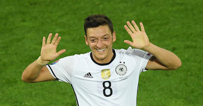 Mesut Özil'e baskı devam ediyor