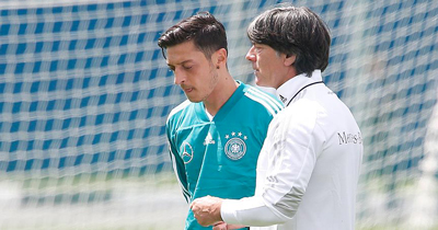 Löw Mesut Özil’in dönmesini beklemiyor