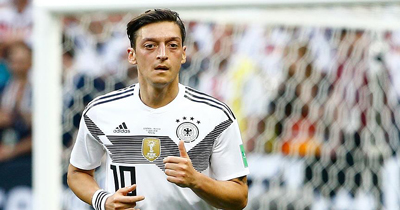 Mesut Özil'e ırkçılık karşıtlarından destek Mesut Özil'e ırkçılık karşıtlarından destek