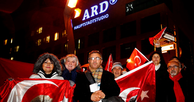 Berlin ve Münih‘te Atatürk’e yönelik çirkin yayın protesto edildi Berlin ve Münih‘te Atatürk’e yönelik çirkin yayın protesto edildi