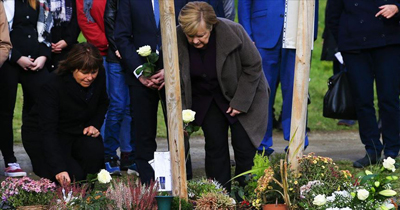 Merkel NSU kurbanları anıtına çiçek bıraktı Merkel NSU kurbanları anıtına çiçek bıraktı