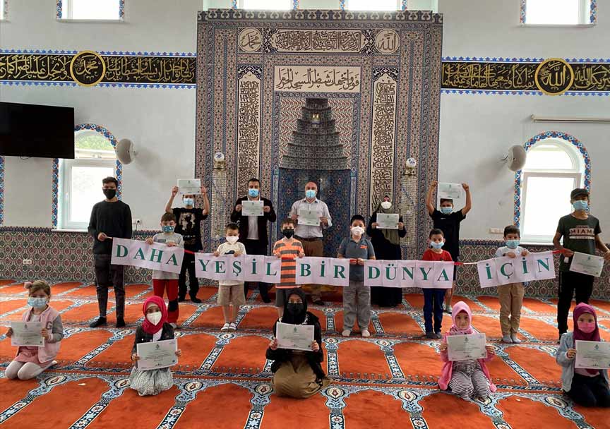 Almanya’daki öğrenciler Türkiye’ye 5 bin 100 fidan bağışı yaptı Almanya’daki öğrenciler Türkiye’ye 5 bin 100 fidan bağışı yaptı