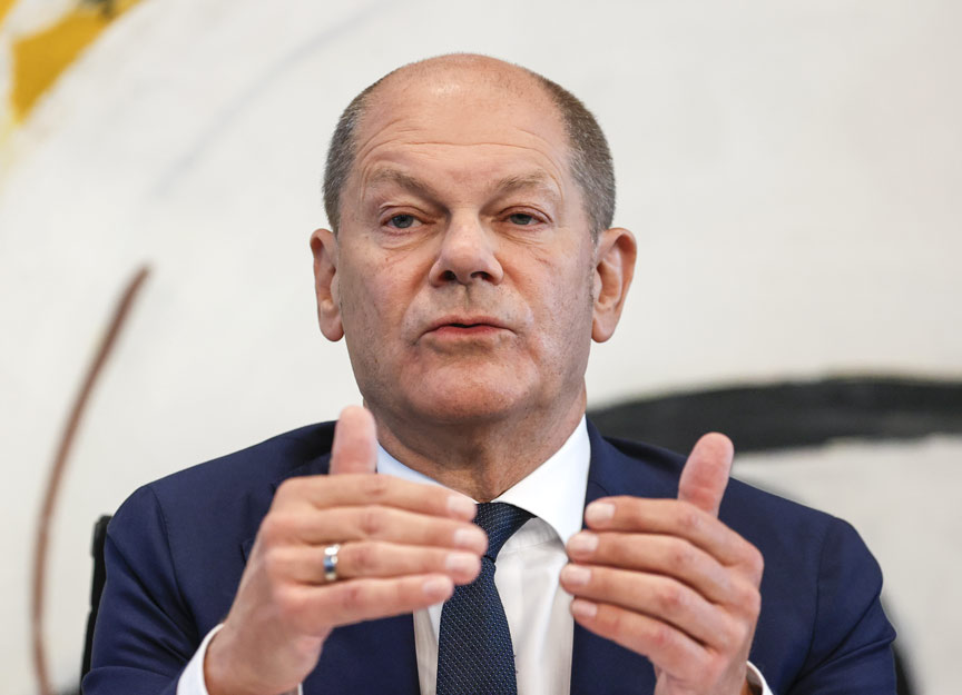 Başbakan Scholz'a apronda sarılan kişiye ne ceza verildi Başbakan Scholz'a apronda sarılan kişiye ne ceza verildi